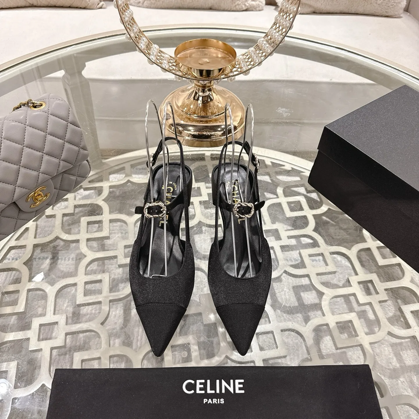 👟👟Ex-factory price 540👟👟 Chanel Xiaoxiang 25ss early spring new product silk satin sandals series French style, so beautiful that it is so beautiful! This is what an elegant and romantic fairy should be like! The minimalist color scheme and silk satin are deeply rooted in people's hearts. It goes well with skirts or casual wear! Fabric: Made of original customized silk Lining: Sheepskin Outsole: Genuine leather outsole imported from Italy Heel height: 4.5cm Size: 35-39 (40.41.42 customization is non-refundable)